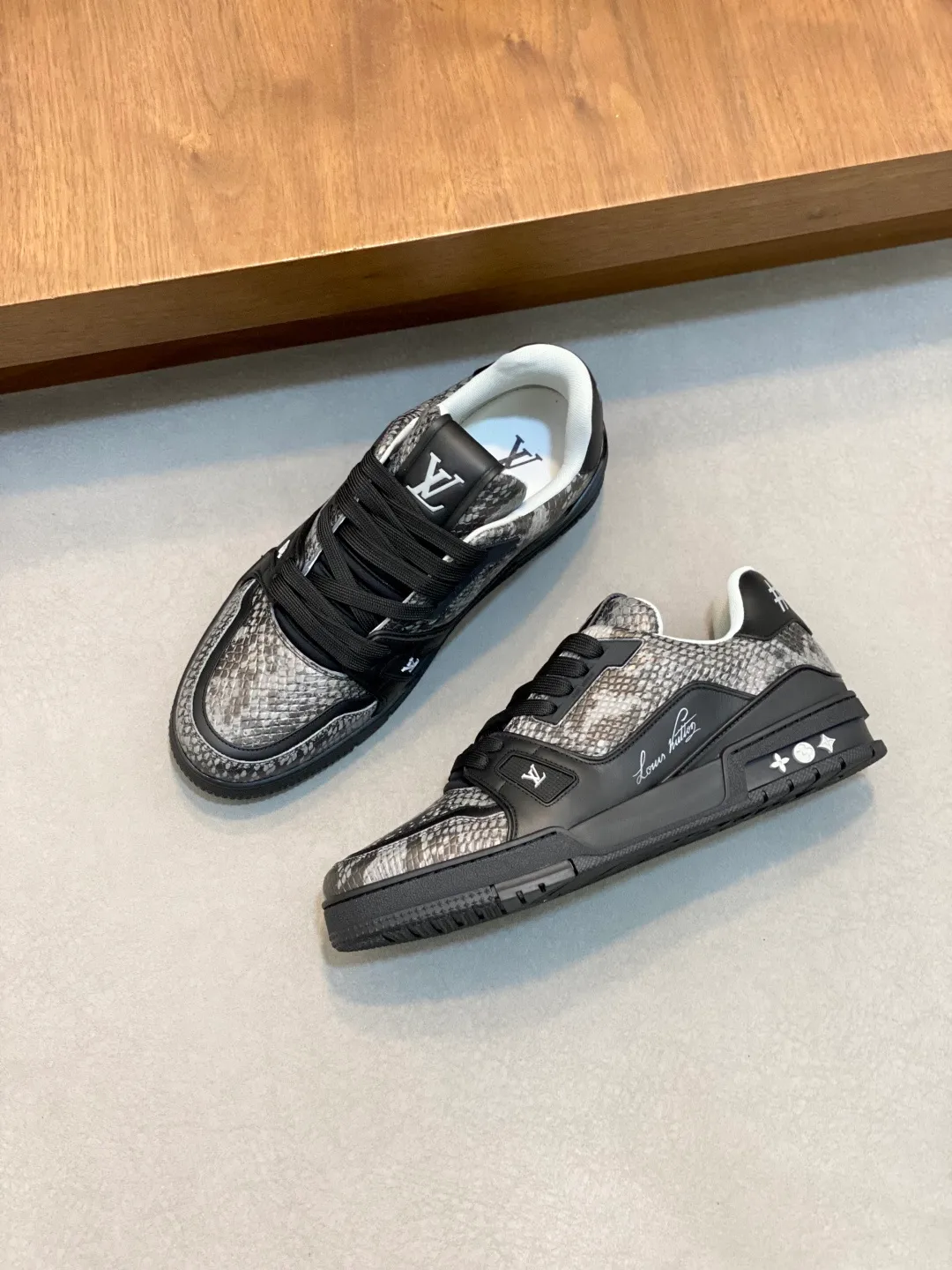 💰860 LV TRAINER python pattern sneakers for men are shipping. The early version of the LV Vuitton World official website is made of gorgeous snakeskin pattern and smooth cow leather, showing the creative inspiration drawn by menswear artistic director Virgil Abloh from retro basketball shoes. The handwritten Louis Vuitton logo is embossed to accentuate the complex structure of the upper. It is made of python textured leather and smooth calf leather. It is decorated with the handwritten Louis Vuitton logo and Vuitton logo on the side. The tongue is decorated with LV letters and the rear is decorated with the #54 logo. The classic rubber outsole is decorated with Monogram flowers. Needless to say, the comfort of Lujia's shoes is very masculine! Completely packaged! Size: 39-40-41-42-43-44 standard leather shoe size (38/45/46 can be customized and does not support returns)